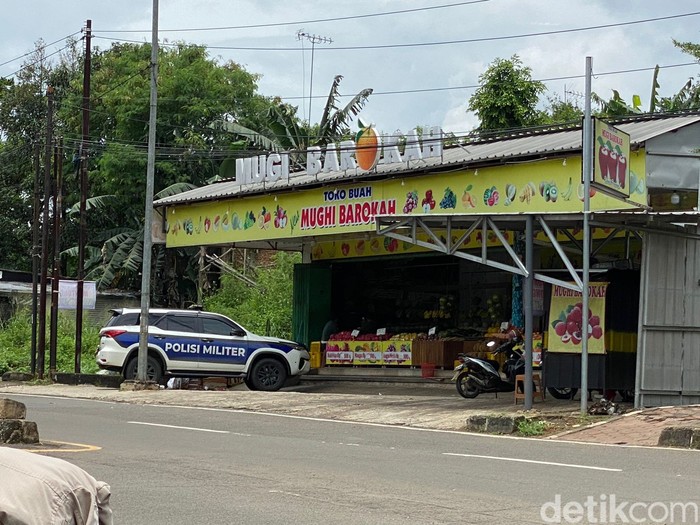 Polisi militer datangi toko buah yang jadi lokasi video viral pria berseragam TNI pukul orang, di Leuwinanggung, Tapos, Depok, Jawa Barat, 1 Maret 2023. (Devi Puspitasari/detikcom)