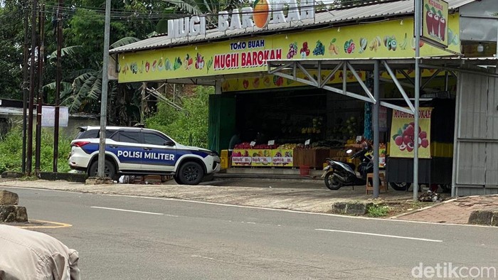Polisi militer datangi toko buah yang jadi lokasi video viral pria berseragam TNI pukul orang, di Leuwinanggung, Tapos, Depok, Jawa Barat, 1 Maret 2023. (Devi Puspitasari/detikcom)