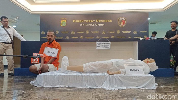 Polisi rekonstruksi kasus Ecy mutilasi Angela Hindriati di apartemen Jaksel.