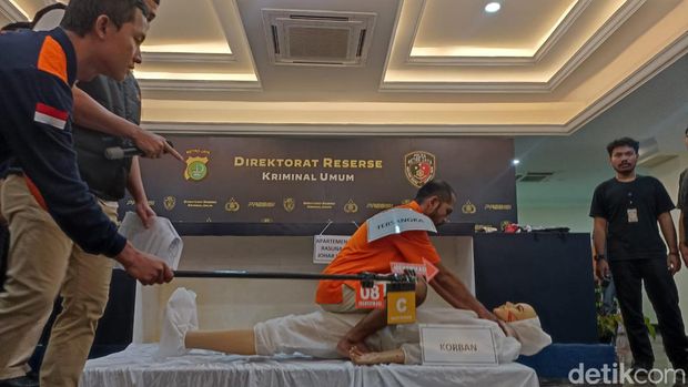 Polisi rekonstruksi kasus Ecy mutilasi Angela Hindriati di apartemen Jaksel.