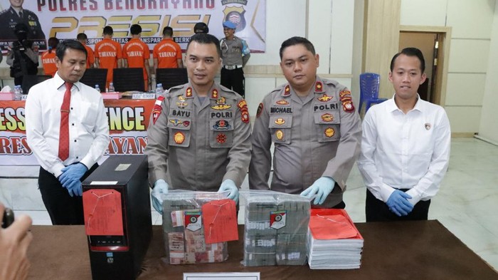 Polisi ungkap kasus korupsi dana hibah pembangunan gedung ibadah PIBI Center di Bengkayang, Kalbar.