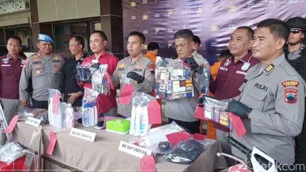 Polres Batang jumpa pers penangkapan tersangka pembobolan minimarket, Rabu (1/3/2023).