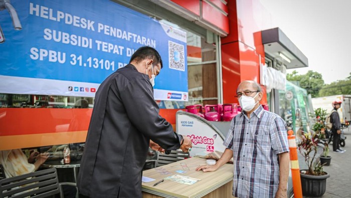Potret Beli BBM Udah Mulai Pakai QR Code Mulai Februari 2023, beli BBM subsidi wajib menggunakan QR Code yang terdaftar di Subsidi Tepat dari Pertamina. Begini potretnya.