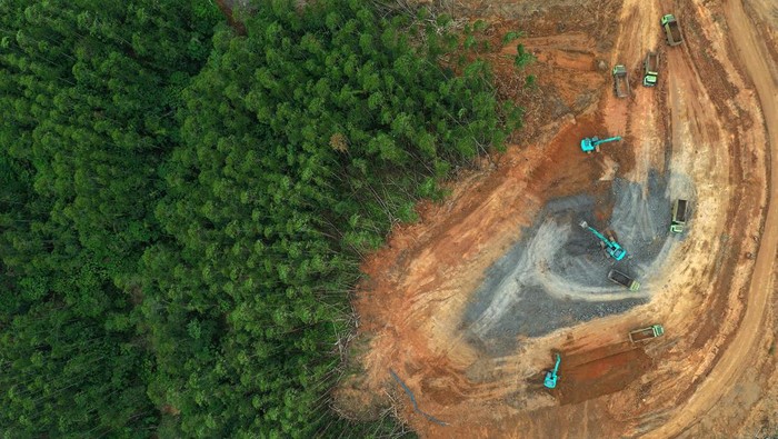 Foto udara suasana proyek pembangunan Rumah Tapak Jabatan Menteri di Kawasan Inti Pusat Pemerintahan Ibu Kota Negara, Sepaku, Kabupaten Penajam Paser Utara, Kalimantan Timur, Selasa (28/2//2023). Pembangunan 36 Rumah Tapak Jabatan Menteri tersebut tengah memasuki tahap pematangan lahan dan ditargetkan rampung pada Juni 2024 sebagai salah satu persiapan untuk penyelenggaraan upacara bendera Hari Kemerdekaan RI di IKN Nusantara. ANTARA FOTO/Indrianto Eko Suwarso/rwa.