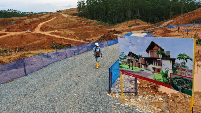 Foto udara suasana proyek pembangunan Rumah Tapak Jabatan Menteri di Kawasan Inti Pusat Pemerintahan Ibu Kota Negara, Sepaku, Kabupaten Penajam Paser Utara, Kalimantan Timur, Selasa (28/2//2023). Pembangunan 36 Rumah Tapak Jabatan Menteri tersebut tengah memasuki tahap pematangan lahan dan ditargetkan rampung pada Juni 2024 sebagai salah satu persiapan untuk penyelenggaraan upacara bendera Hari Kemerdekaan RI di IKN Nusantara. ANTARA FOTO/Indrianto Eko Suwarso/rwa.
