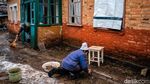 Potret Nenek di Ukraina Perbaiki Rumah yang Rusak Diserang Rusia