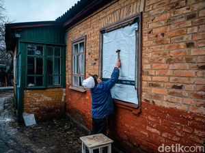 Potret Nenek di Ukraina Perbaiki Rumah yang Rusak Diserang Rusia