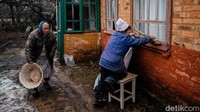 Nenek itu tetep bertahan di rumahnya meski invasi Rusia ke Ukraina masih terus berlanjut. Dimitar Dilkoff/AFP via Getty Images.