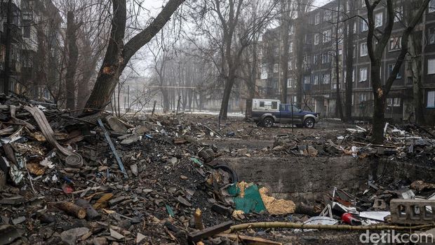 Rumah-rumah warga di Chasiv Yar, Ukraina, rusak akibat serangan Rusia. Warga yang bertahan pun harus memperbaiki rumahnya, seperti yang dilakukan oleh nenek ini.