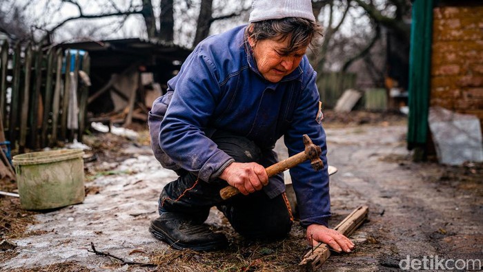 Potret Nenek di Ukraina Perbaiki Rumah yang Rusak Diserang Rusia Rumah-rumah warga di Chasiv Yar, Ukraina, rusak akibat serangan Rusia. Warga yang bertahan pun harus memperbaiki rumahnya, seperti yang dilakukan oleh nenek ini.