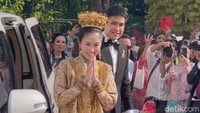 Di acara pernikahannya itu, Nong Poy tampak mengenakan pakaian pengantin khas Thailand. Pakaian tersebut kental dengan nuansa emas. (Foto: Instagram @niyadarweddinganswer)