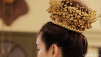 Melengkapi keindahan baju tersebut, Nong Poy tampil semakin anggun dengan hiasan kepala yang juga berwarna emas. Jadi terlihat elegan, ya? (Foto: Instagram @rucksanupat)