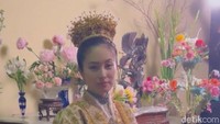 Sebelum melangsungkan pernikahan, Nong Poy dan Oak Phakwa telah lebih dulu menggelar prosesi adat sebagai penghormatan kepada leluhur di sebuah kuil pekan lalu (21/2/2023). (Foto: Instagram @niyadarweddinganswer)