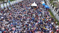 Tak hanya itu, ribuan masyarakat juga tampak memadatai arena yang akan dipakai Senam bersama AHY dan Annisa Pohan. Tampak sekjen Demokrat bersama istri, Ketua DPD Partai Demokrat Sulawesi Barat Suhadi Duka, serta para pengurus partai Demokrat lainnya.