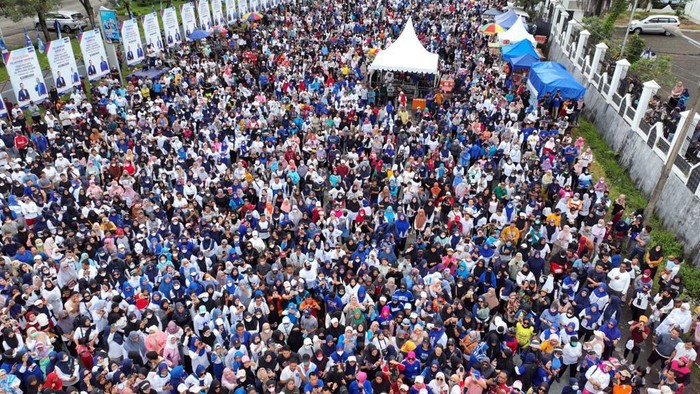 Potret Ribuan Massa Sambut AHY di Mamuju Sulbar Ribuan masyarakat menyambut kehadiran Ketua Umum Partai Demokrat Agus Harimurti Yudhoyono (AHY) dan istri Annisa Pohan di Bandara Tampa Padang, Kalukku, Kabupaten Mamuju, Sulbar.
