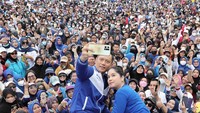 Ketua Umum Partai Demokrat Agus Harimurti Yudhoyono juga menyempatkan diri berswafoto bersama istri dan masyarakat Mamuju. Tak lupa ia menyampaikan terima kasih atas sambutan warga Mamuju Sulawesi Barat yang telah diberikan.  