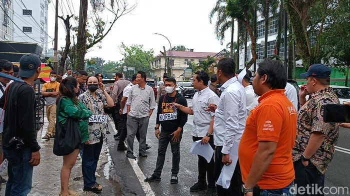 Pra rekonstruksi kasus penganiayaan yang melibatkan 2 anggota DPRD Medan (Goklas Wisely/detikSumut)