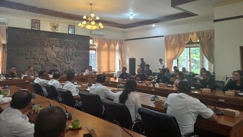 Puluhan pedagang Pasar Anyar Singaraja menggeruduk rumah jabatan Bupati Buleleng, Rabu (1/3/2023) siang.