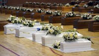 Peti mati korban kapal migran yang tenggelam tampak di pusat olahraga di Crotone, Italia, Selasa (28/2/2023).  