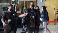 Rafael Alun memenuhi panggilan dengan mengenakan kemeja batik serta dilengkapi dengan jaket.