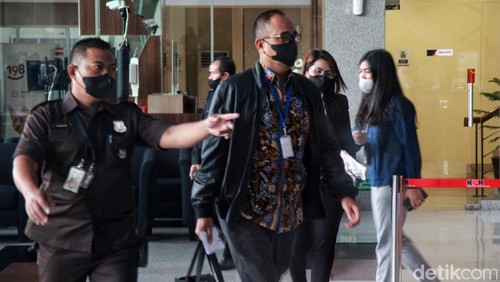 Mantan pejabat Ditjen Pajak Rafael Alun Trisambodo memenuhi panggilan pemeriksaan KPK, Rabu (1/3/2023). Rafael akan diperiksa terkait Laporan Harta Kekayaan Pejabat Negara (LHKPN) miliknya yang dinilai janggal.