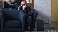 Rafael nampak duduk di ruang tunggu pemeriksaan.