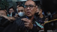 Rafael mulai menjalani pemeriksaan sekitar pukul 09.00 WIB. Dia lalu keluar dari gedung KPK sekitar pukul 17.40 WIB.