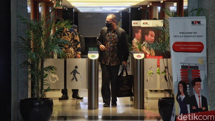 Rafael Alun Keluar dari KPK Usai Diperiksa 8,5 Jam soal Harta Rp 56 M Rafael Alun Trisambodo telah selesai menjalani pemeriksaan terkait Laporan Harta Kekayaan Penyelenggara Negara (LHKPN) miliknya senilai Rp 56 miliar.