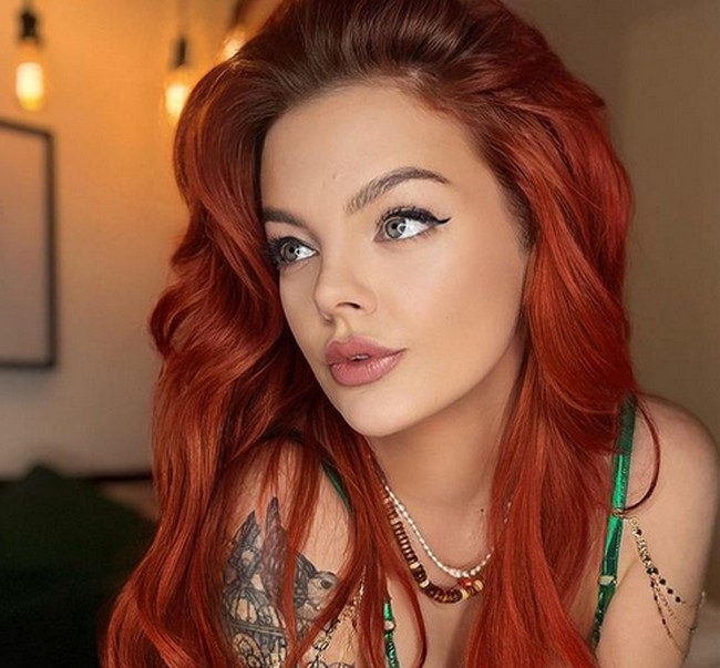 Rebecca Goodwin, model seksi asal Inggris yang punya penampilan khas. Selain wajah cantik, tubuh indah, dia memiliki rambut merah. Foto: dok. Instagram/ @beckymil1_