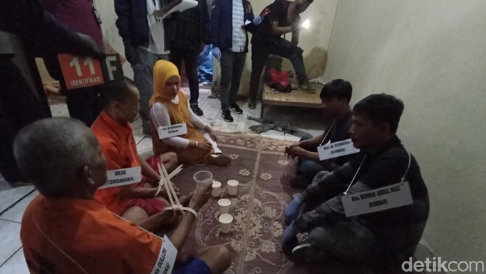 Rekonstruksi serial killer Wowon cs di Bekasi