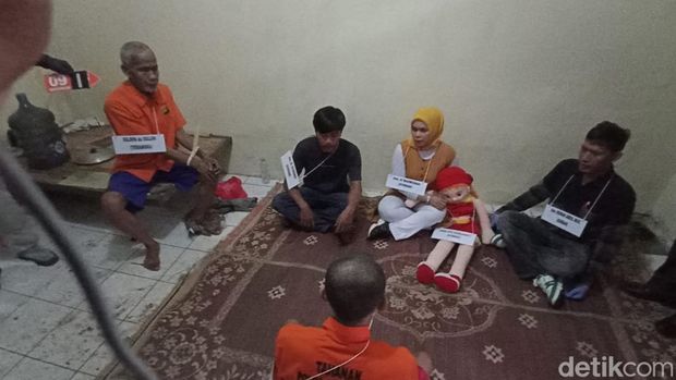 Rekonstruksi serial killer Wowon cs di Bekasi