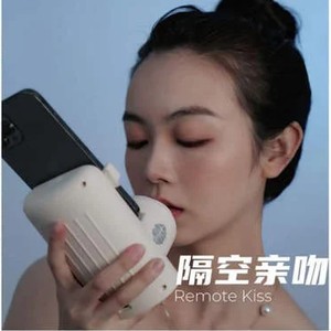 Viral Aksesori Handphone Ini Dibuat untuk Pasangan LDR Bisa Ciuman Online