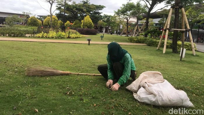 Reni Rohaeni, tukang kebun di Kiara Arta Park, Kota Bandung.