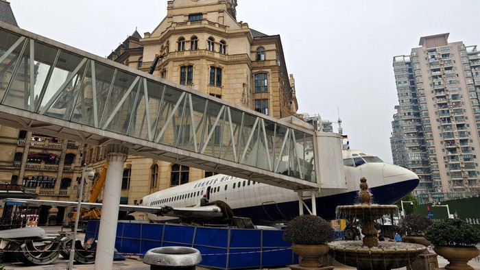 Restoran bertema pesawat yang berada di Wuhan, China dibongkar. Restoran yang diubah dari pesawat Boeing 737 pensiunan ini dibuka pada September 2016.