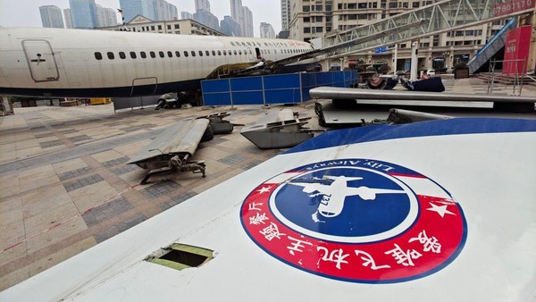 Restoran bertema pesawat, Lily Airways yang berada tepat di pusat belanja Wuhan, Optics Valley Pedestrian Street dibongkar, Rabu (1/3/2023). Restoran bertema pesawat, Lily Airways yang berada tepat di pusat belanja Wuhan, Optics Valley Pedestrian Street dibongkar, Rabu (1/3/2023).