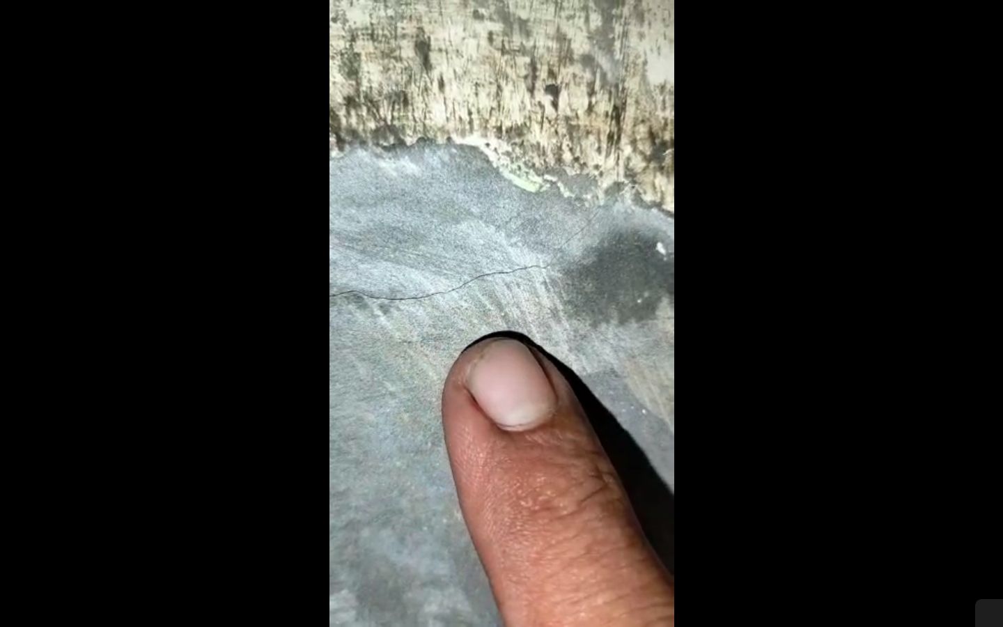 Retakan baru di tembok rumah Bu Ami di Tebet, Jaksel, 1 Maret 2023. (Dok pribadi Bu Ami)