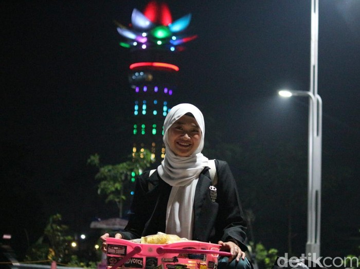 Risma Anjani (21) pedagang sriping yang viral di Purwokerto saat ditemui di kawasan jalan Bung Karno Purwokerto, Selasa (28/2/2023) malam.