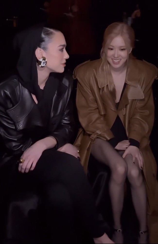 Rose BLACKPINK pun tampak akrab berbincang dengan Dua Lipa yang duduk di sampingnya selama acara berlangsung. Foto: Getty Images