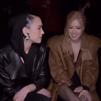 Rose BLACKPINK pun tampak akrab berbincang dengan Dua Lipa yang duduk di sampingnya selama acara berlangsung. Foto: Getty Images