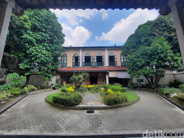 Rumah seluas 8000 meter persegi ini merupakan peninggalan saudagar asal Mexian, Guangdong, China bernama Tjong A Fie. Foto: Putu Intan/detikcom