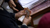 Islam melarang perjudian, dan di Irak yang konservatif dan mayoritas Muslim, biasanya pemilik hewanlah yang membuat taruhan, bertaruh antara 25.000 dan 100.000 dinar ($17-$68) per pertarungan – meskipun terkadang penonton juga ikut berdebar. Salah seorang peserta bercerita telah memiliki burung di atas ring sejak awal 1990-an, dan membeli tiga ayam jantannya di Turki dengan harga masing-masing antara $900 dan $1.100.  