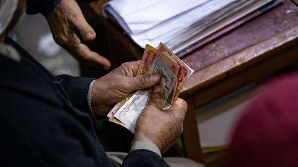 Islam melarang perjudian, dan di Irak yang konservatif dan mayoritas Muslim, biasanya pemilik hewanlah yang membuat taruhan, bertaruh antara 25.000 dan 100.000 dinar ($17-$68) per pertarungan – meskipun terkadang penonton juga ikut berdebar. Salah seorang peserta bercerita telah memiliki burung di atas ring sejak awal 1990-an, dan membeli tiga ayam jantannya di Turki dengan harga masing-masing antara $900 dan $1.100.  Islam melarang perjudian, dan di Irak yang konservatif dan mayoritas Muslim, biasanya pemilik hewanlah yang membuat taruhan, bertaruh antara 25.000 dan 100.000 dinar ($17-$68) per pertarungan – meskipun terkadang penonton juga ikut berdebar. Salah seorang peserta bercerita telah memiliki burung di atas ring sejak awal 1990-an, dan membeli tiga ayam jantannya di Turki dengan harga masing-masing antara $900 dan $1.100. Â