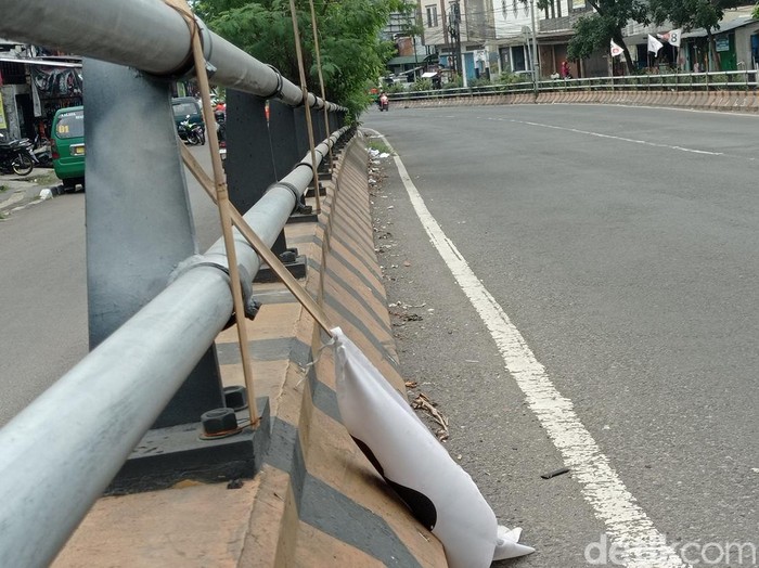 Salah satu bendera parpol yang tergeletak di jalan layang Kiaracondong Kota Bandung.