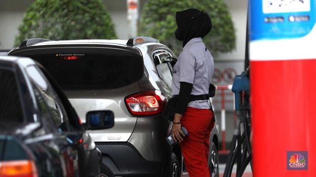 Sejumlah kendaraan antre untuk mengisi Bahan Bakar Minyak (BBM) non subsidi di SPBU kawasan Jakarta, Rabu (1/3/2023). (CNBC Indonesia/Tri Susilo)