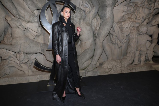 Sebagai sebuah luxury brand, YSL atau belakangan lebih dikenal dengan nama Saint Laurent selalu menggelar peragaan yang tak pernah dilewatkan para selebriti dunia di Paris Fashion Week. Mereka pun memberikan gaya terbaiknya, tanpa terkecuali di presentasi koleksi terbaru Fall 2023. Dua Lipa memberi versi maksimalnya dengan kombinasi jumpsuit dan coat kulit serba hitam. (Foto: Pascal Le Segretain/Getty Images)