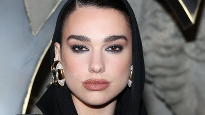 Foto: Gaya Rose Hingga Dua Lipa di Peragaan YSL, Seduktif Dibalut Kemewahan