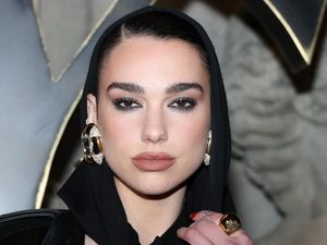 Foto: Gaya Rose Hingga Dua Lipa di Peragaan YSL, Seduktif Dibalut Kemewahan