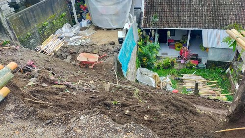 Senderan rumah milik I Gusti Ngurah Alit di Banjar Dinas Palak, Desa Besakih, Kecamatan Rendang jebol pada Rabu (1/3/2023). (Istimewa)