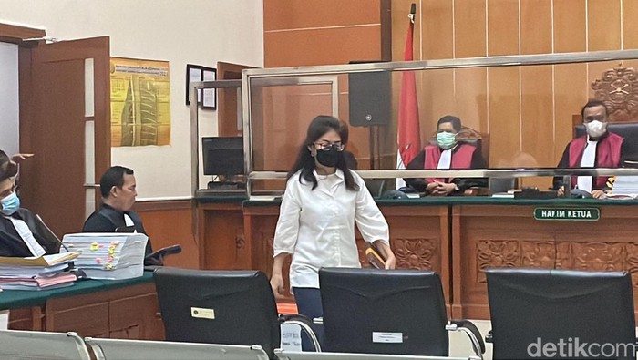Linda Pujiastuti merupakan salah satu terdakwa kasus sabu Irjen Teddy Minahasa. Baru-baru ini, Linda mengaku dirinya merupakan istri siri Irjen Teddy Minahasa.