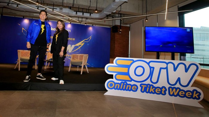 (Ki-Ka) Gaery Undarsa, Co-Founder dan Chief Marketing Officer tiket.com, dan Sandra Darmosumarto, Public Relations Senior Manager tiket.com hadir acara peluncuran OTW (Online Tiket Week).